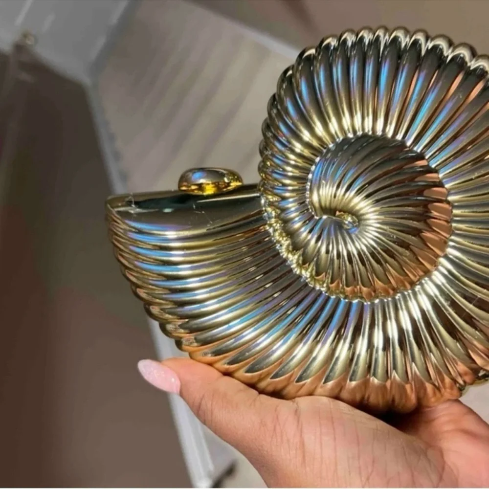 ✨✨GOLD SEASHELL Nautilus Spiral Clutch with Chain ✨✨New